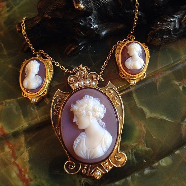 image-577796-Necklace_14kt_3_stone_cameo_975.jpg